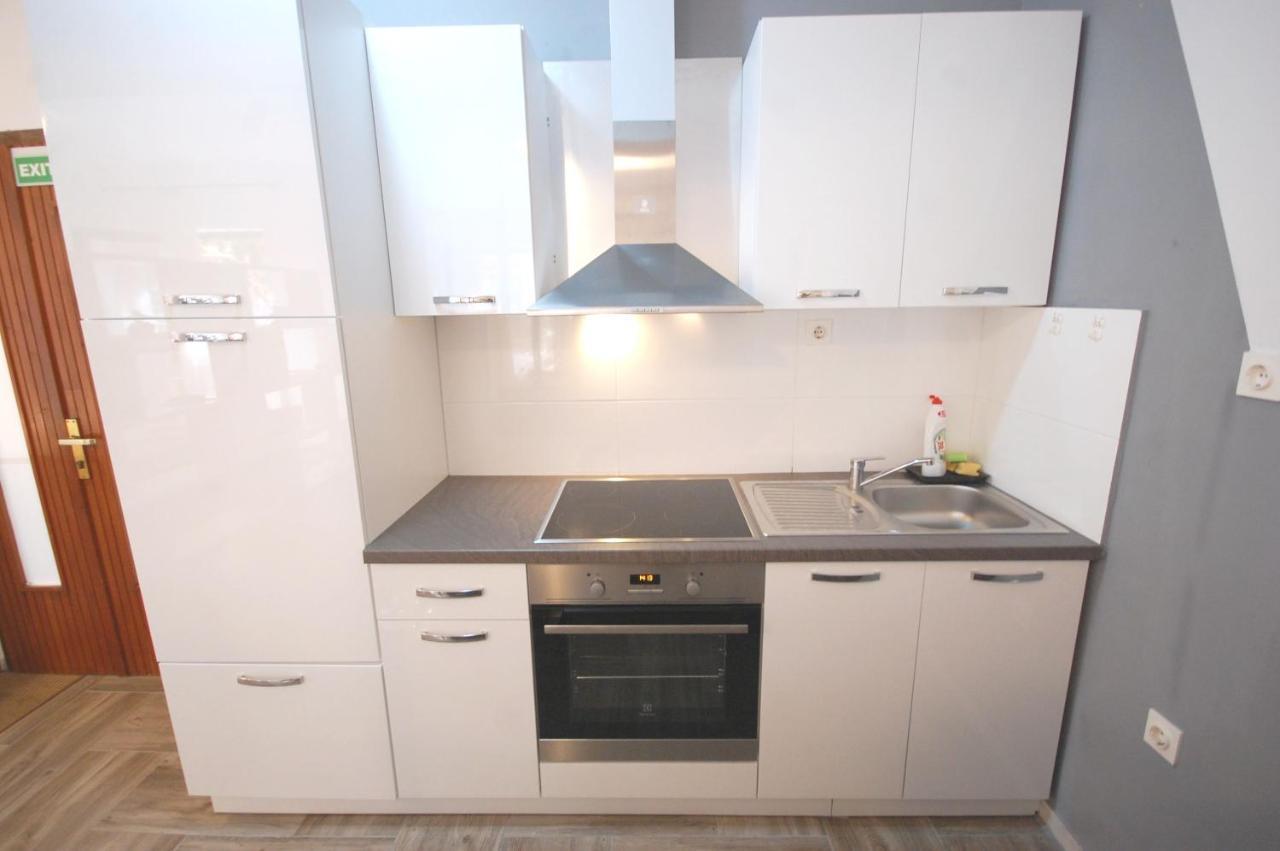 Apartments Snjezana By El-Pi Tours Njivice Kültér fotó