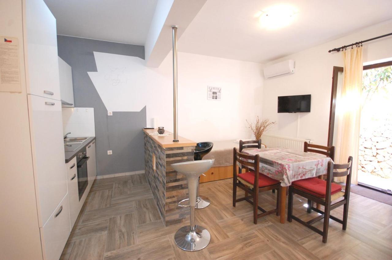 Apartments Snjezana By El-Pi Tours Njivice Kültér fotó