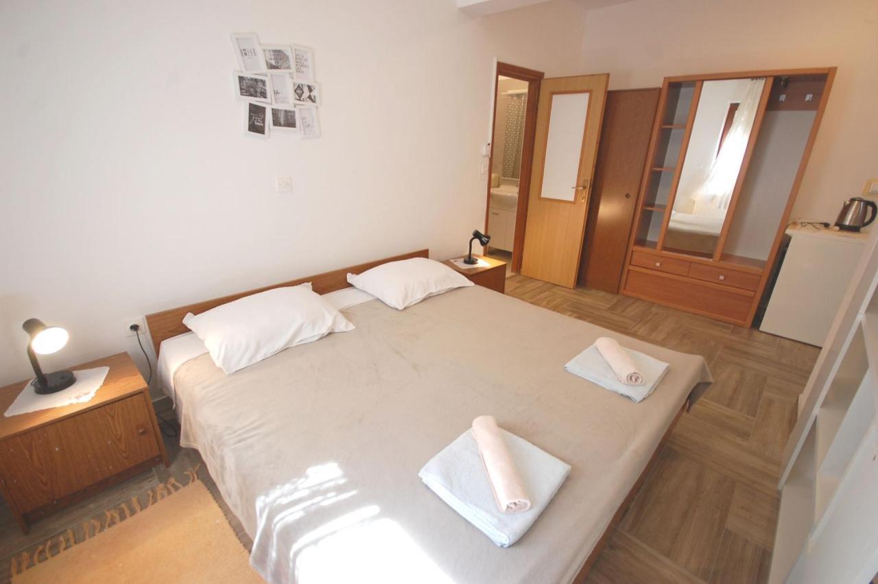 Apartments Snjezana By El-Pi Tours Njivice Kültér fotó