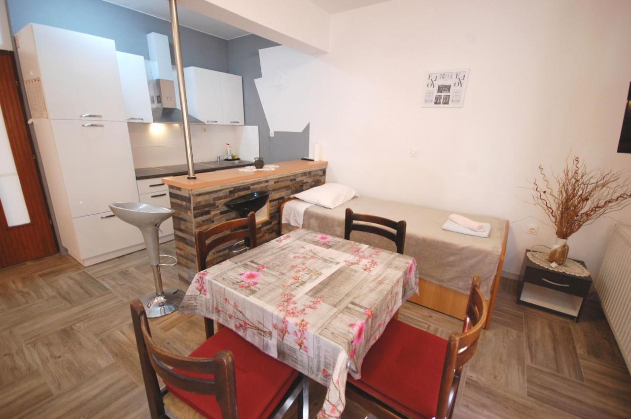 Apartments Snjezana By El-Pi Tours Njivice Kültér fotó