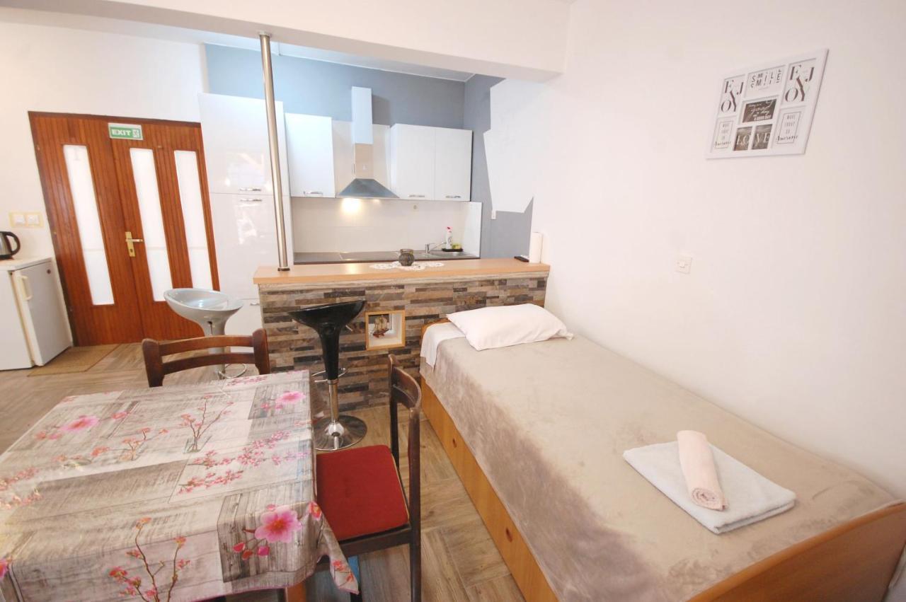 Apartments Snjezana By El-Pi Tours Njivice Kültér fotó