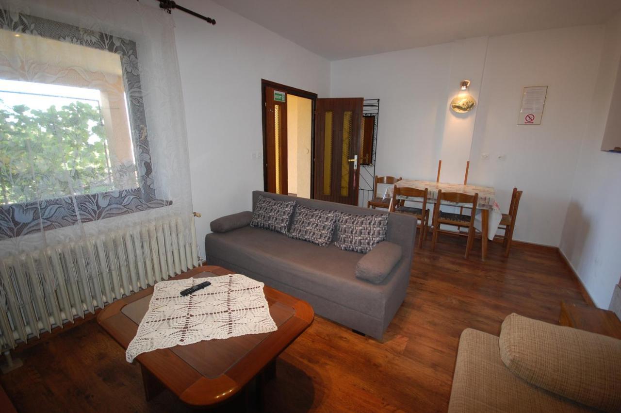 Apartments Snjezana By El-Pi Tours Njivice Kültér fotó