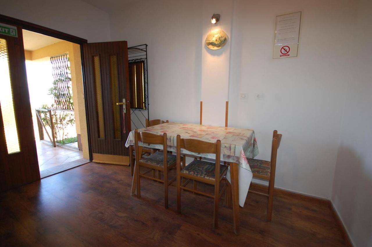 Apartments Snjezana By El-Pi Tours Njivice Kültér fotó